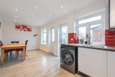 Rushden Gardens, Mill Hill, London NW7 - More