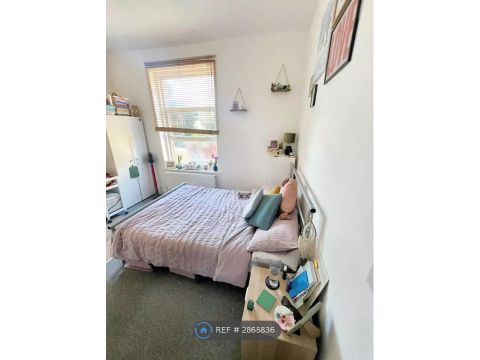 Station Road, London N3, Studio to rent