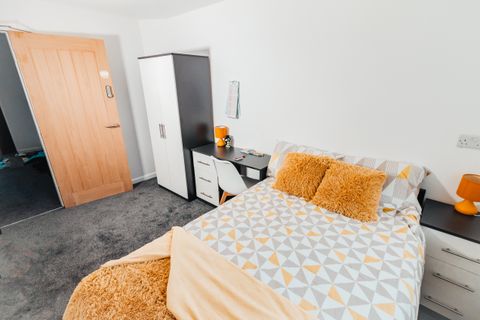 Apartment in Sheffield, South Yorkshire - View 2