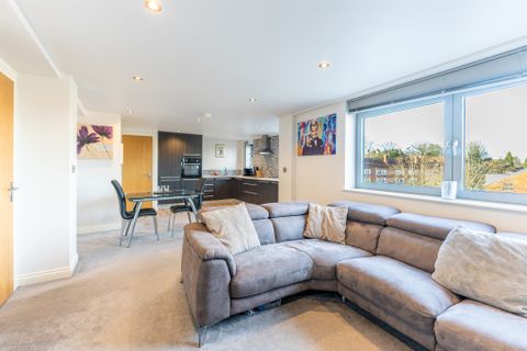 Apartment in Sutton Coldfield, Maney - View 2
