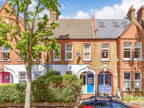 Apartment in London, London Borough of Waltham Forest - View 2