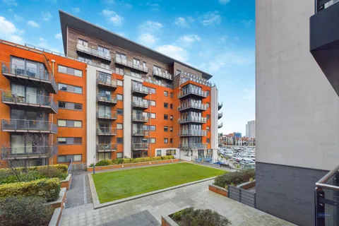 Apartment in Southampton, Ocean Village - View 5