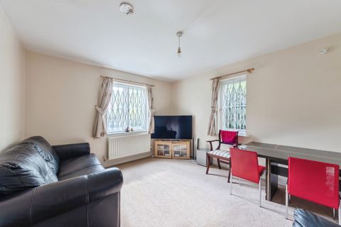 Apartment in Solihull, West Midlands - More