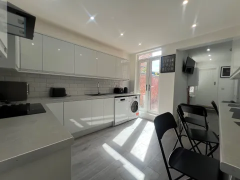 Apartment in Sandwell, West Midlands - View 5