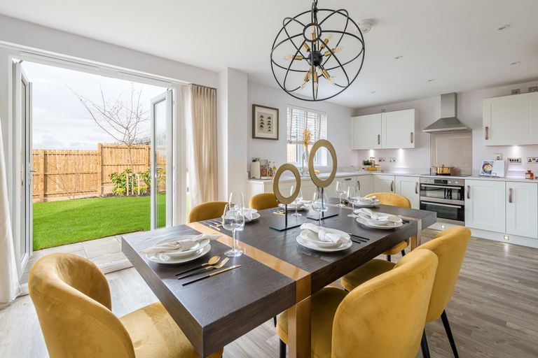 Property 3 of 10. Dining Room In 4 Bed Home