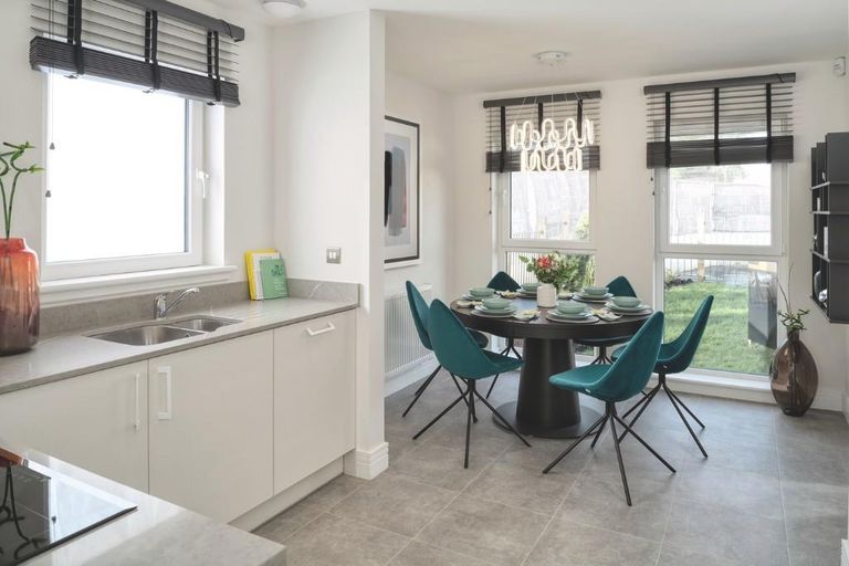 Property 2 of 11. Weaver's Brae, Kirkintilloch