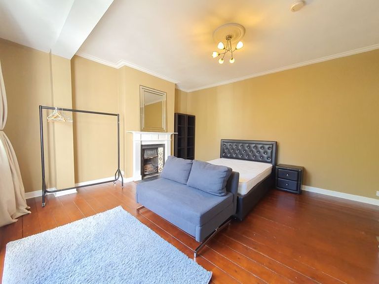 Room to rent in Herne Hill, London SE24 Zoopla