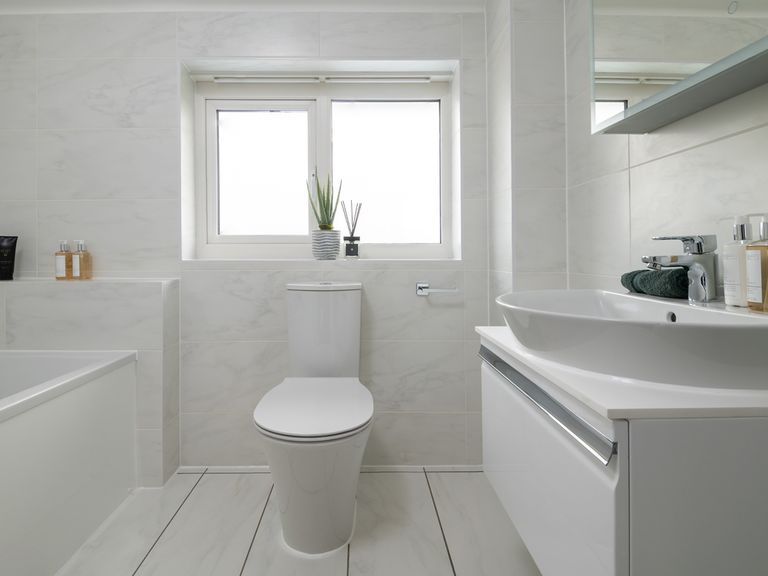 Property 3 of 10. The Harrogate - Family Bathroom