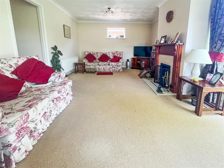 3 bed detached bungalow for sale in Milton Road, Cowplain