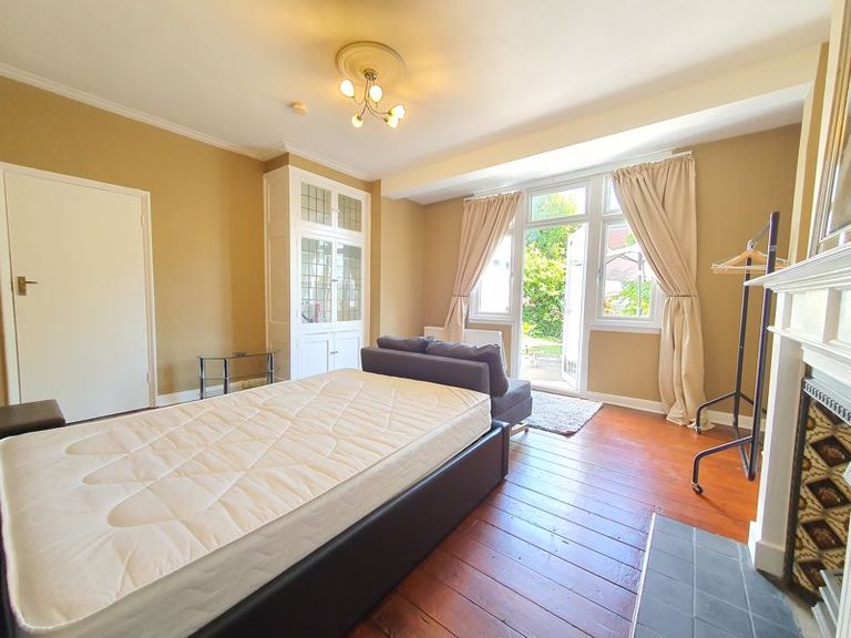Room to rent in Herne Hill, London SE24 Zoopla