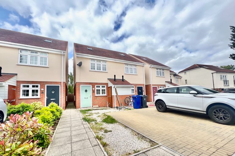 3 bed semidetached house for sale in Rose, South Road, South Ockendon
