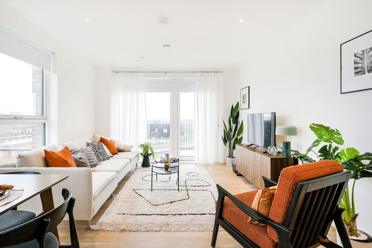 Property 2 of 5. 2 Lounge