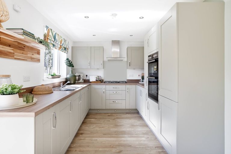 Property 3 of 12. 3 Sided Kitchen With Lots Of Storage