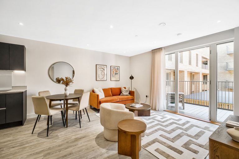 Property 2 of 6. 2 Lounge