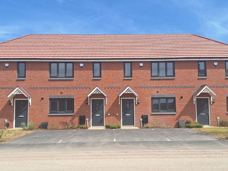 Property 1 of 18. 3 Bed Mid Terrace