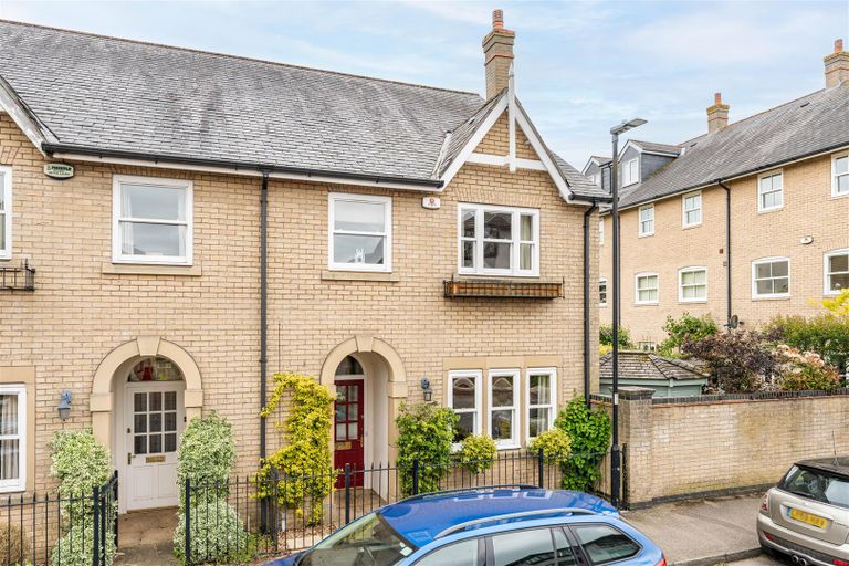 3 bed end terrace house for sale in Braybrooke Gardens, Saffron Walden