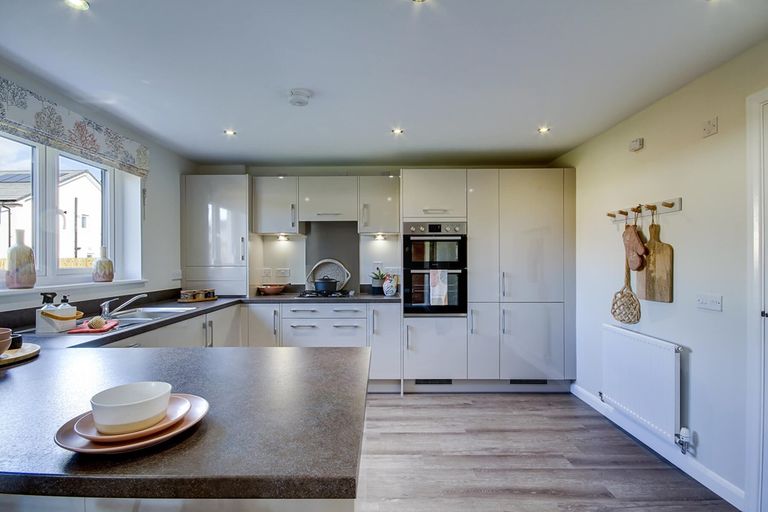 Property 3 of 12. 3 Sided Kitchen With Lots Of Storage