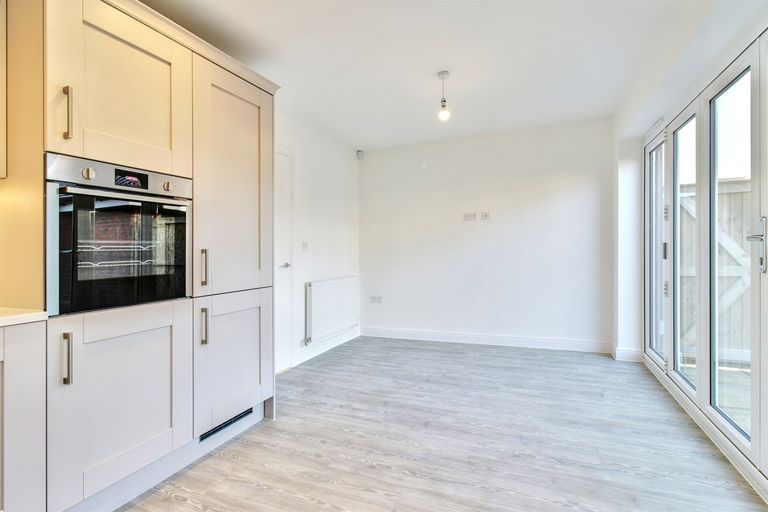 Property 3 of 10. Kitchen