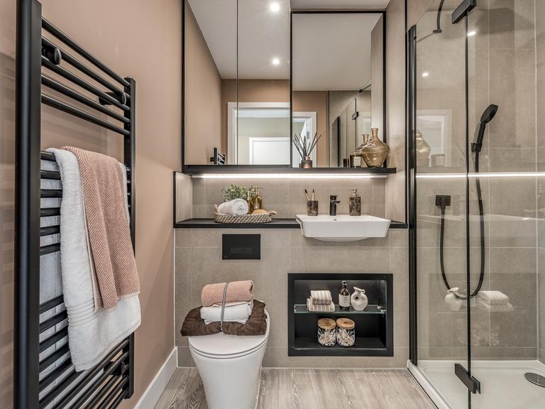 Property 3 of 12. Kew Bridge Rise, Wren House, Ensuite